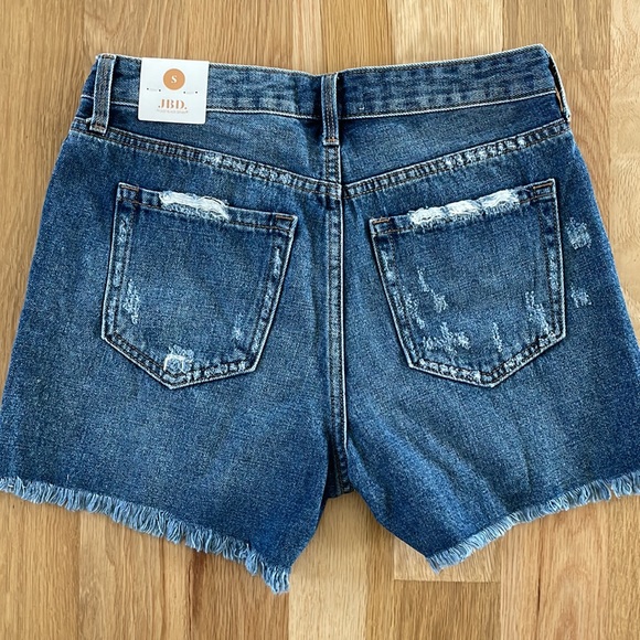 Flattering NWT Jean Shorts - Picture 5 of 5